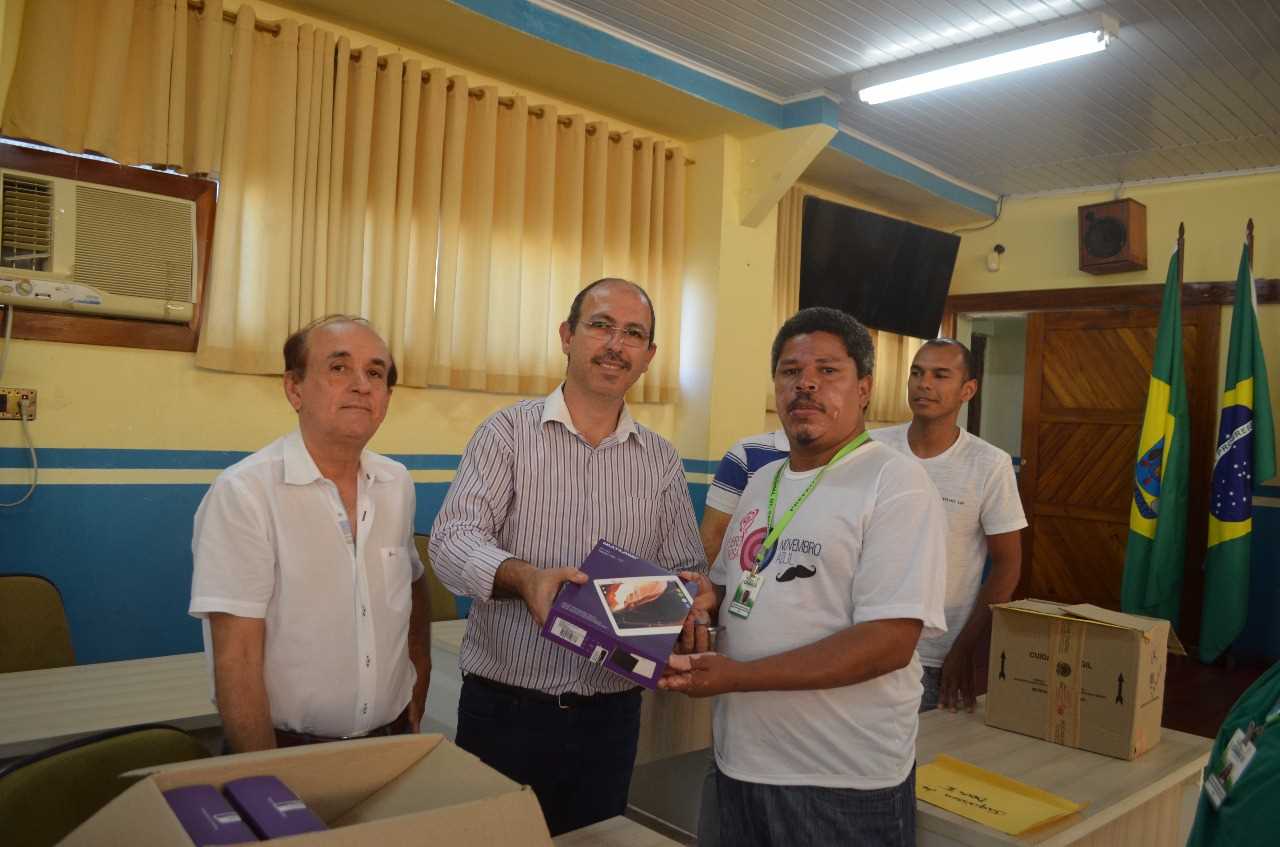 Secretaria de Saúde de Camacã faz entrega de 70 Tabletes para Agentes Comunitários
